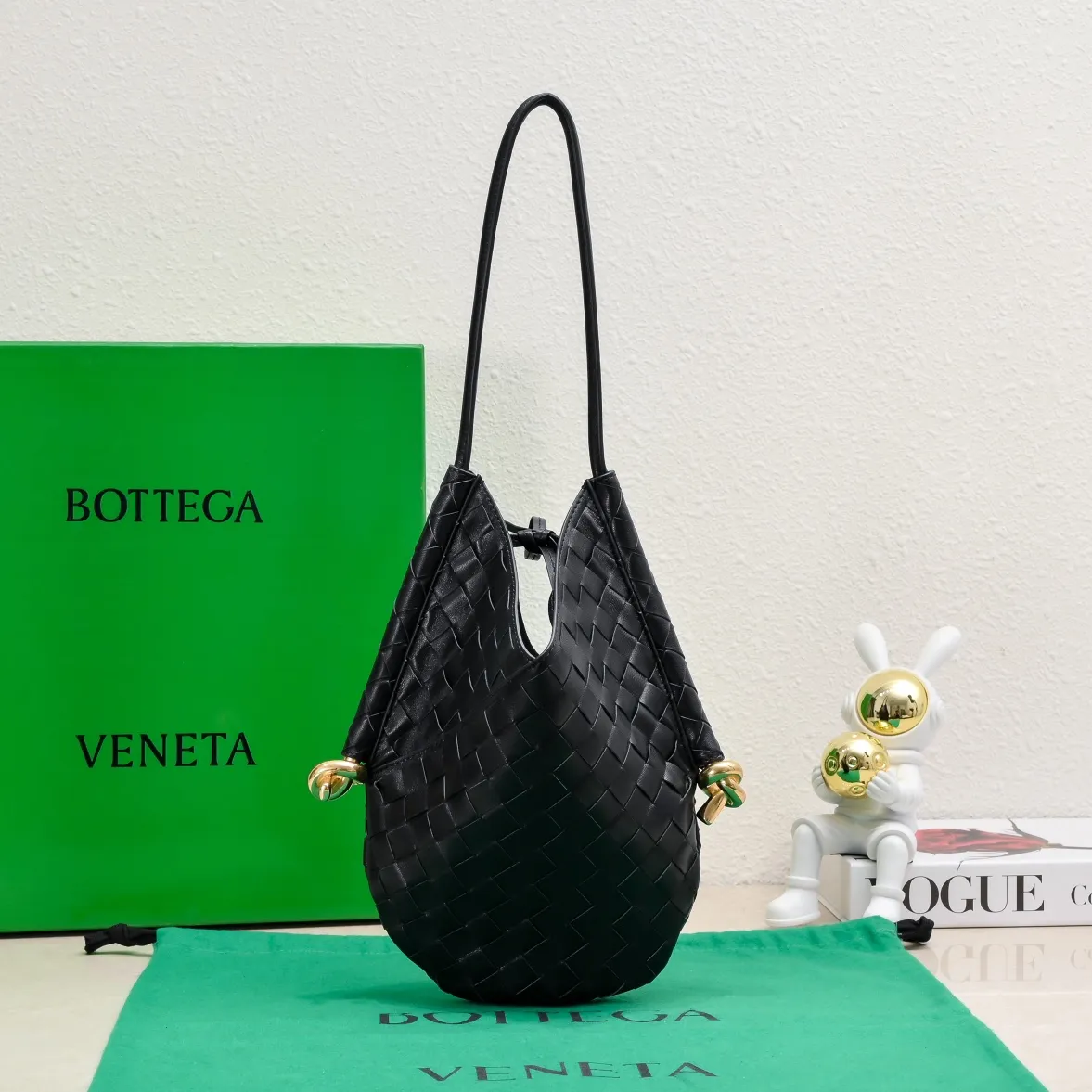 #BottegaVeneta Bottega Veneta Yang Mi's same style Solstice Shoulder Ba's latest bag type also comes with a small bag inside. Very casual style 🔥 High-end, quiet and simple bag from BV show, "Solstice" comes in various colors of dark green, black, ice cream color to present different aesthetics. It is paired with knots made with jewelry-grade craftsmanship. Under the collision of soft leather and metal, it presents a unique sense of high-end. Elegant, casual, unique Style number: 0898 Size: 26*3*30cm
